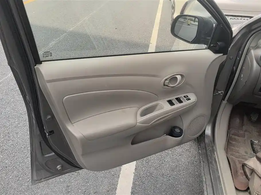 Nissan Sunny 2015