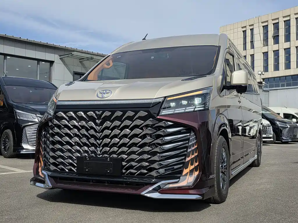 Toyota Hiace — фото 2
