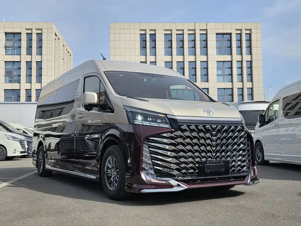 Toyota Hiace — фото 3