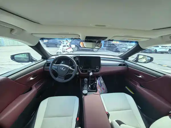 Lexus ES 2025