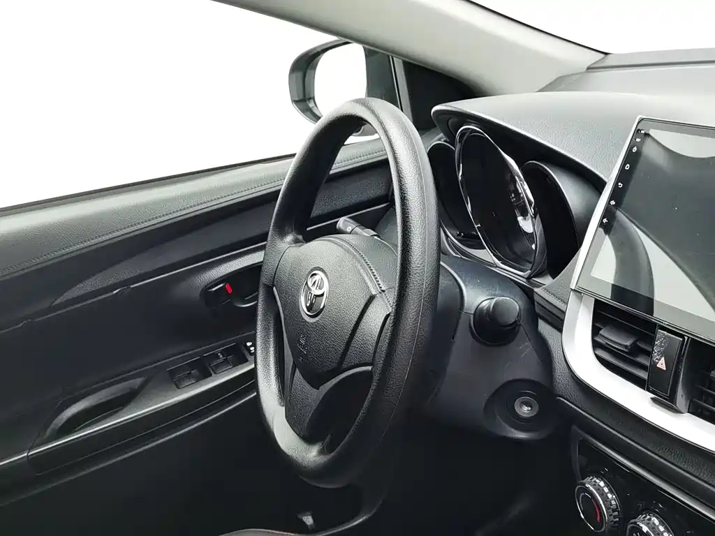 Toyota Yaris L 2017 — фото 22