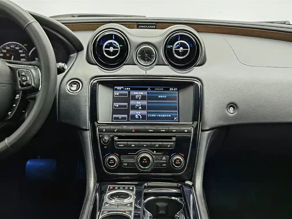 Jaguar XJ 2014 — фото 12