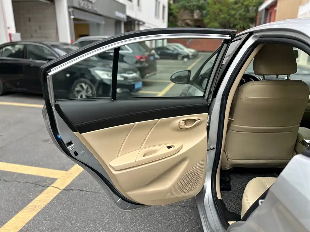 Toyota Vios 2015 — фото 13