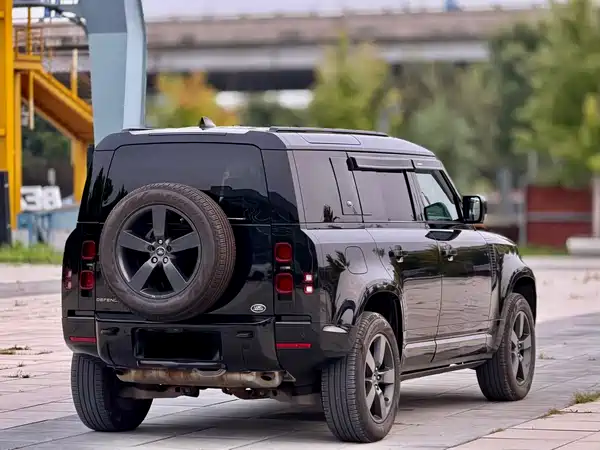 Land Rover Defender 2021