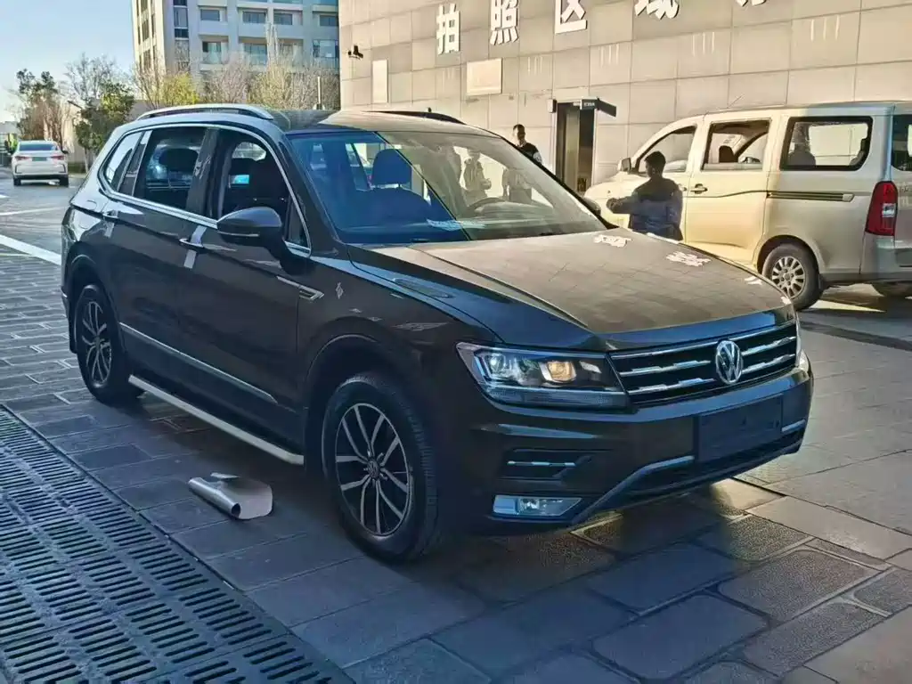 Volkswagen Tiguan L 2017 — фото 2
