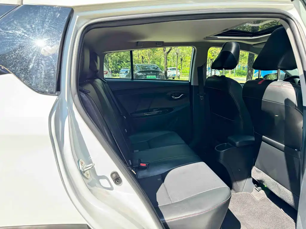 Toyota Yaris L 2023 — фото 11