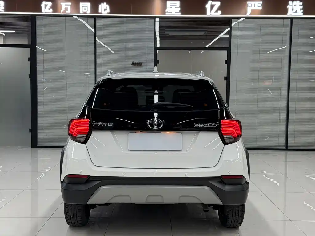 Toyota Yaris L 2023 — фото 20