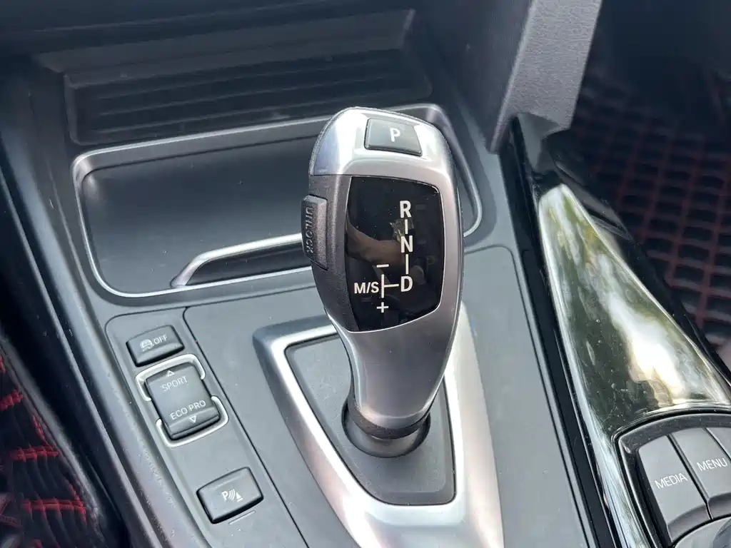 BMW 3 Series 2018 — фото 15
