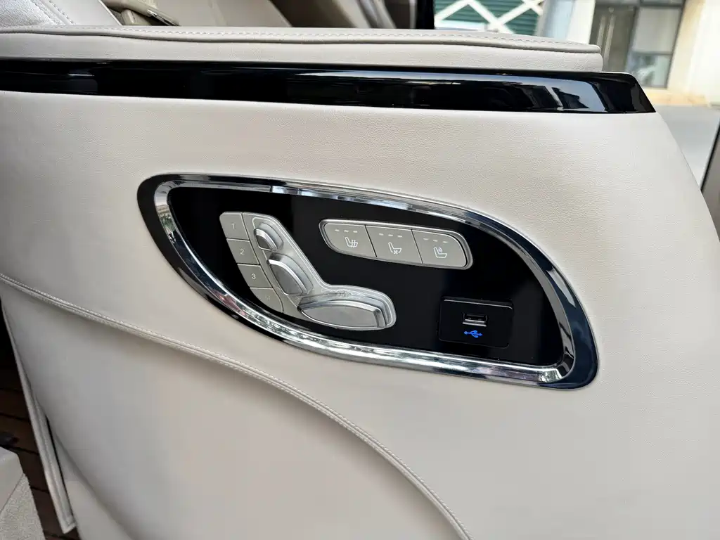 Mercedes-Benz V-Class 2023 — фото 8