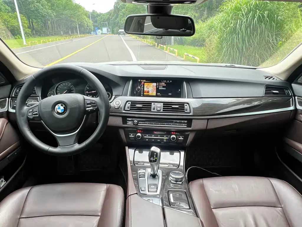 BMW 5 Series 2017 — фото 11