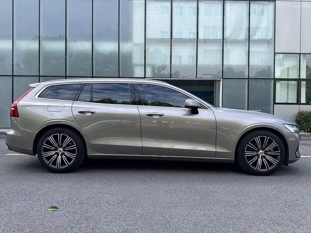 Volvo V60 2021 — фото 4