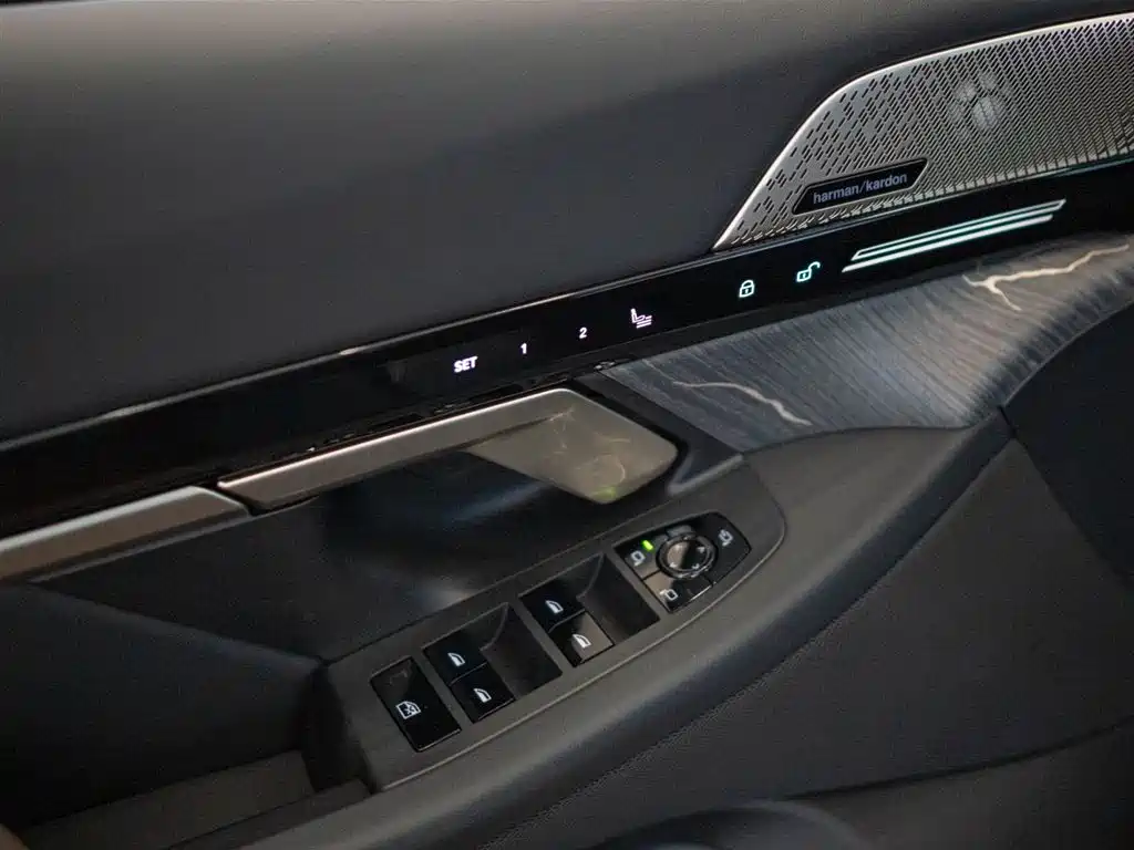 BMW 5 Series 2025 — фото 13
