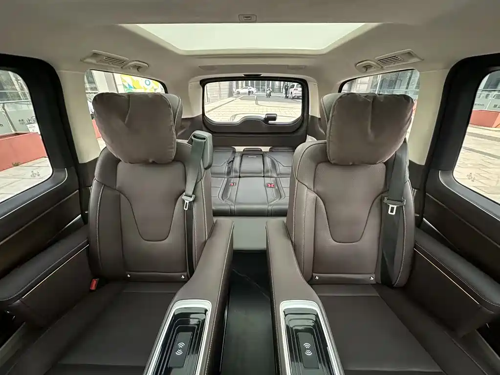 Mercedes-Benz V-Class 2023 — фото 22