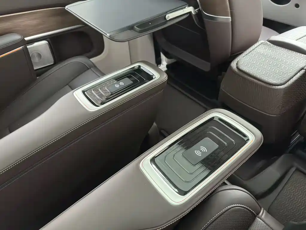 Mercedes-Benz V-Class 2023 — фото 25