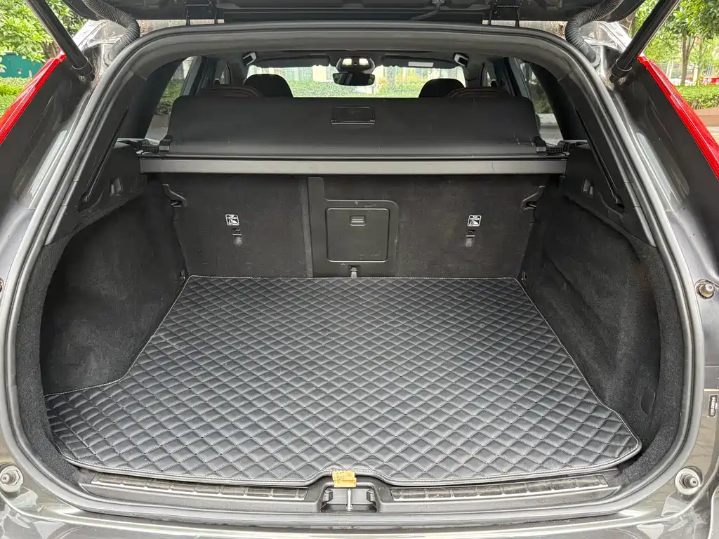 Volvo XC60 2022 — фото 14