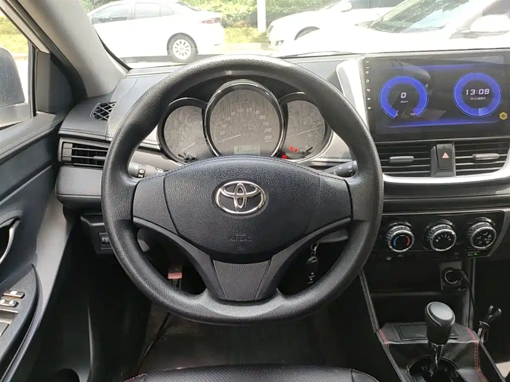 Toyota Yaris L 2019 — фото 7
