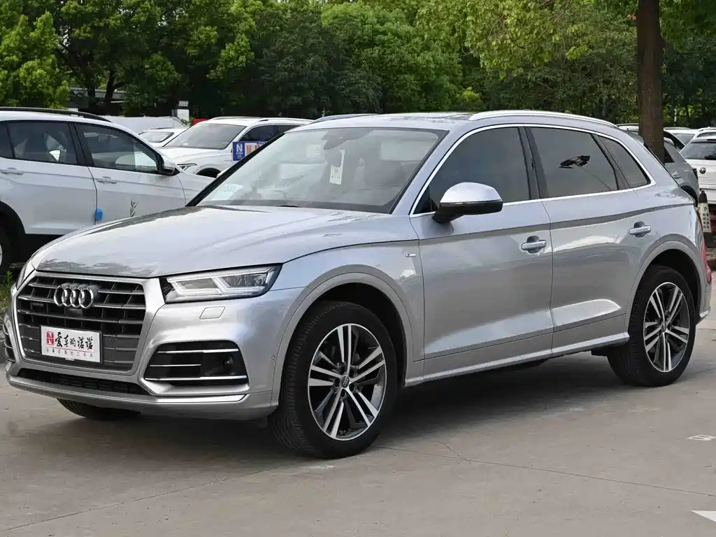 Audi Q5L 2020 — фото 1