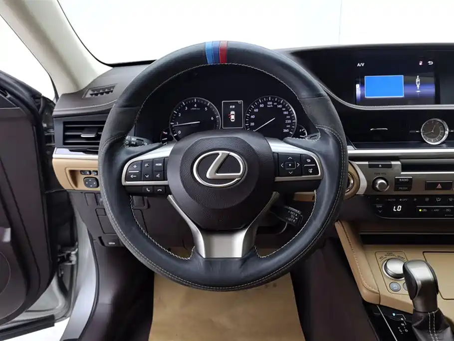 Lexus ES 2018 — фото 15
