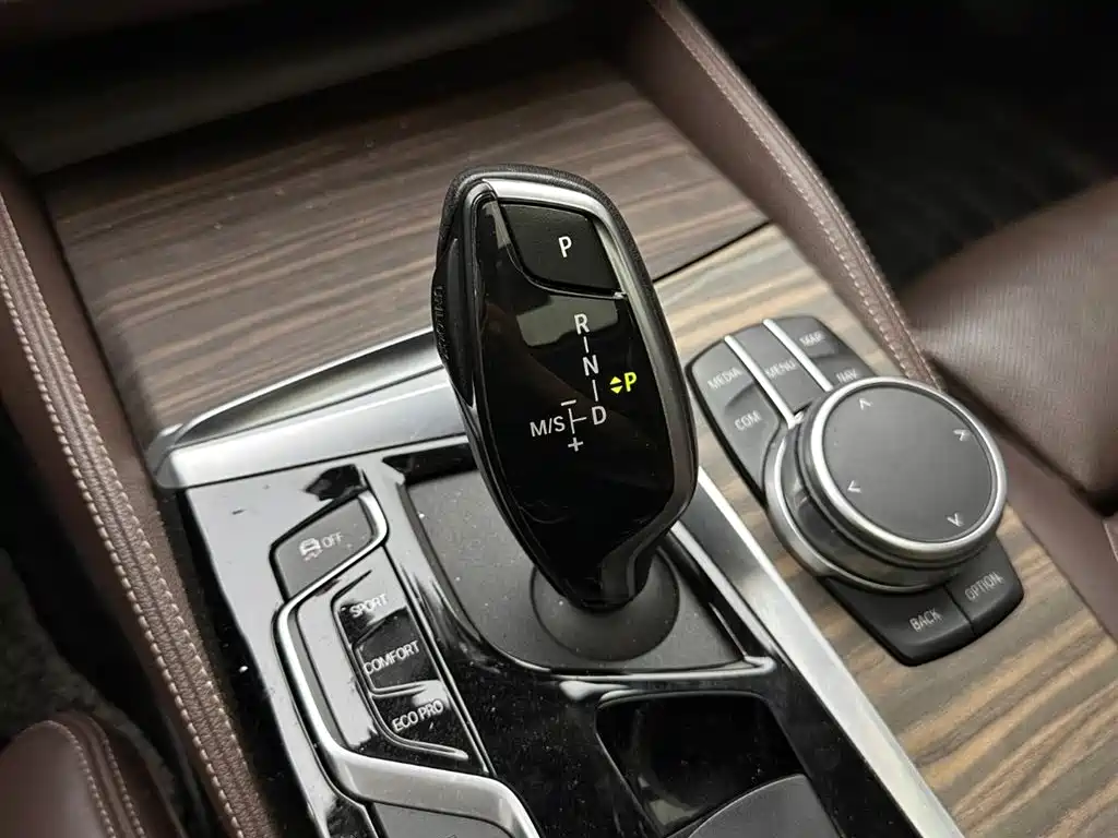 BMW 5 Series 2020 — фото 16