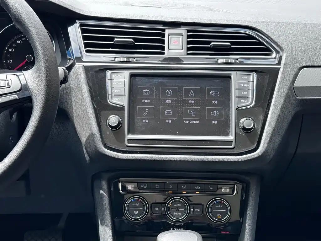 Volkswagen Tiguan L 2018 — фото 12