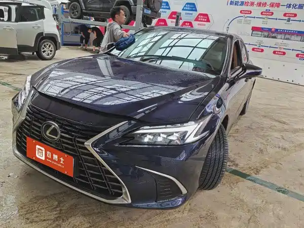 Lexus ES 2025