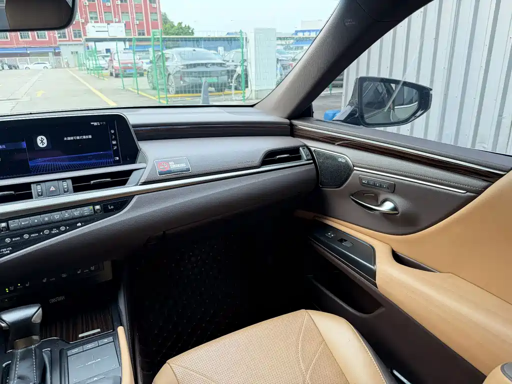 Lexus ES 2020 — фото 15