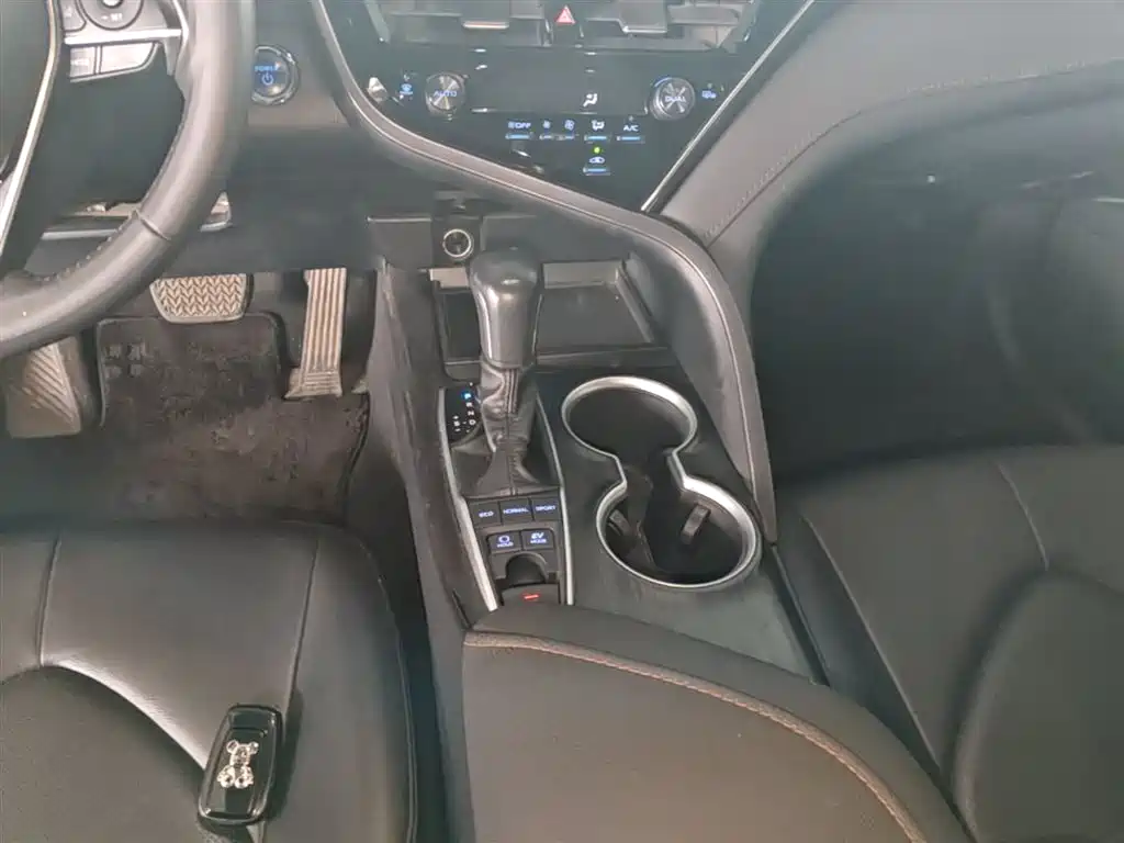 Toyota Camry 2023 — фото 14