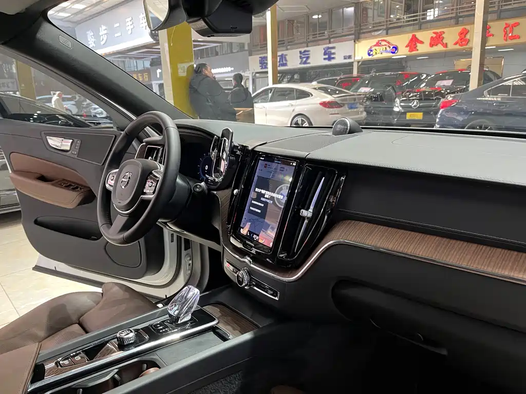 Volvo XC60 2023 — фото 17