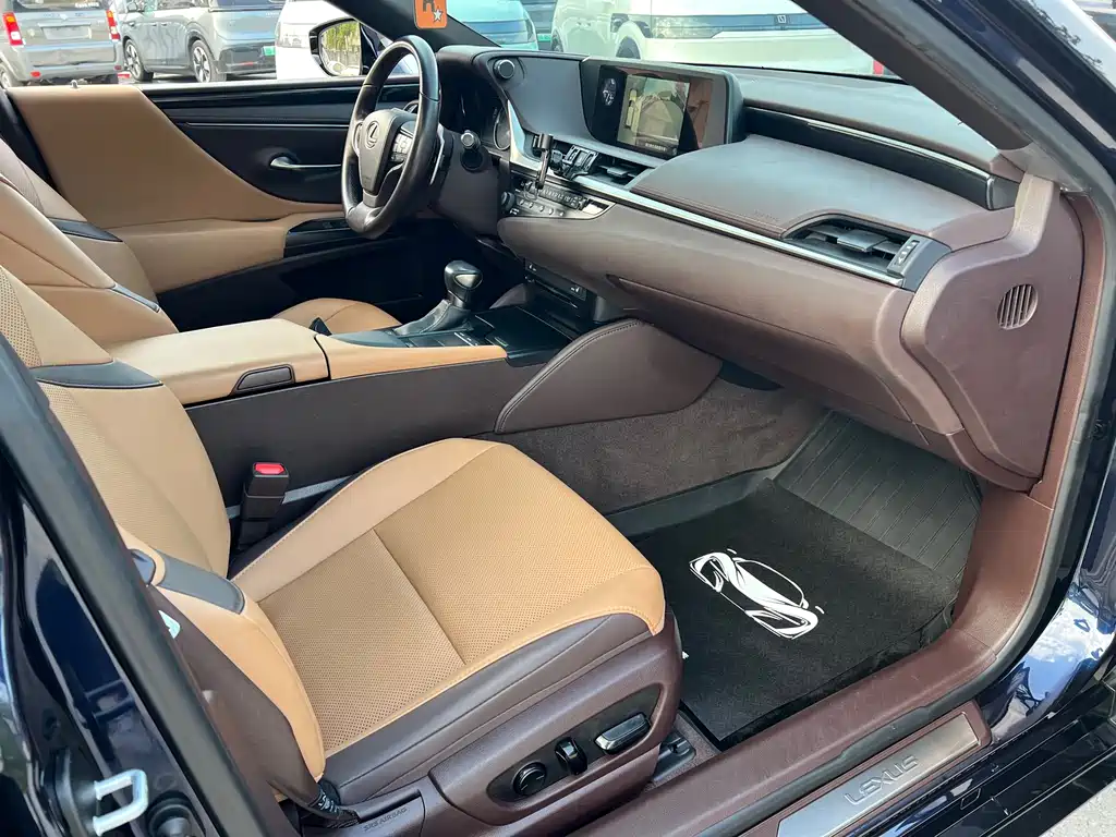 Lexus ES 2018 — фото 11
