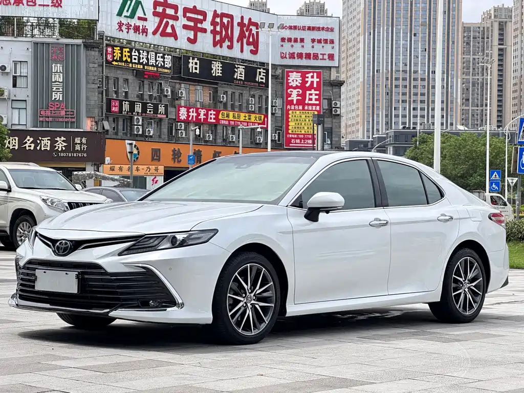 Toyota Camry 2022 — фото 1