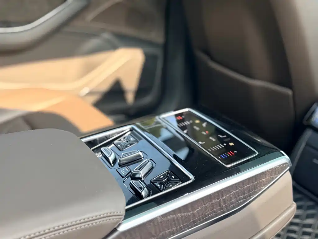 Audi A8 2022 — фото 10