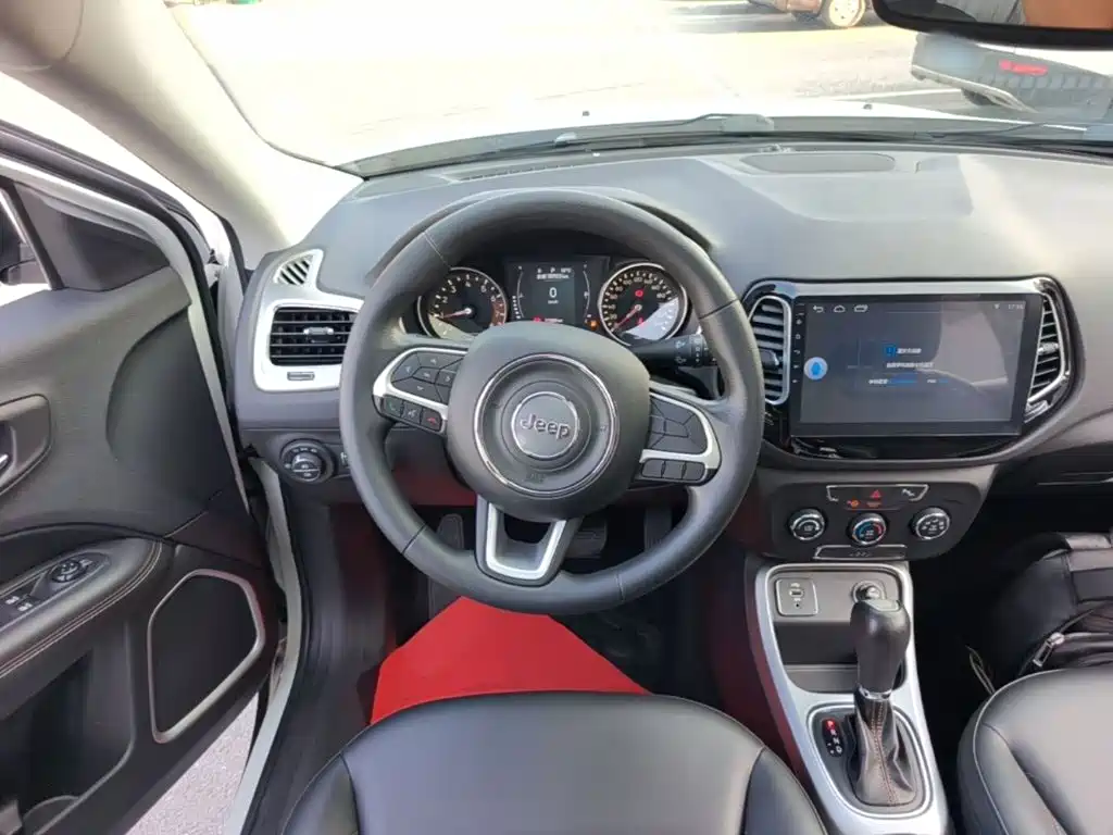Jeep Compass 2018 — фото 11