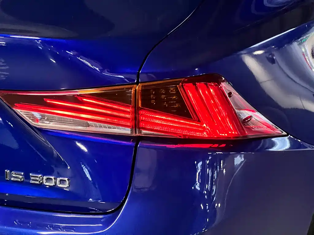 Lexus IS 2018 — фото 17