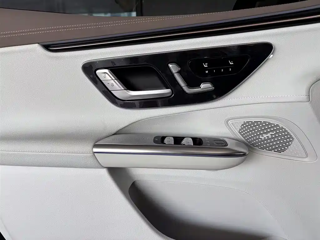 Mercedes-Benz EQE SUV 2025 — фото 11