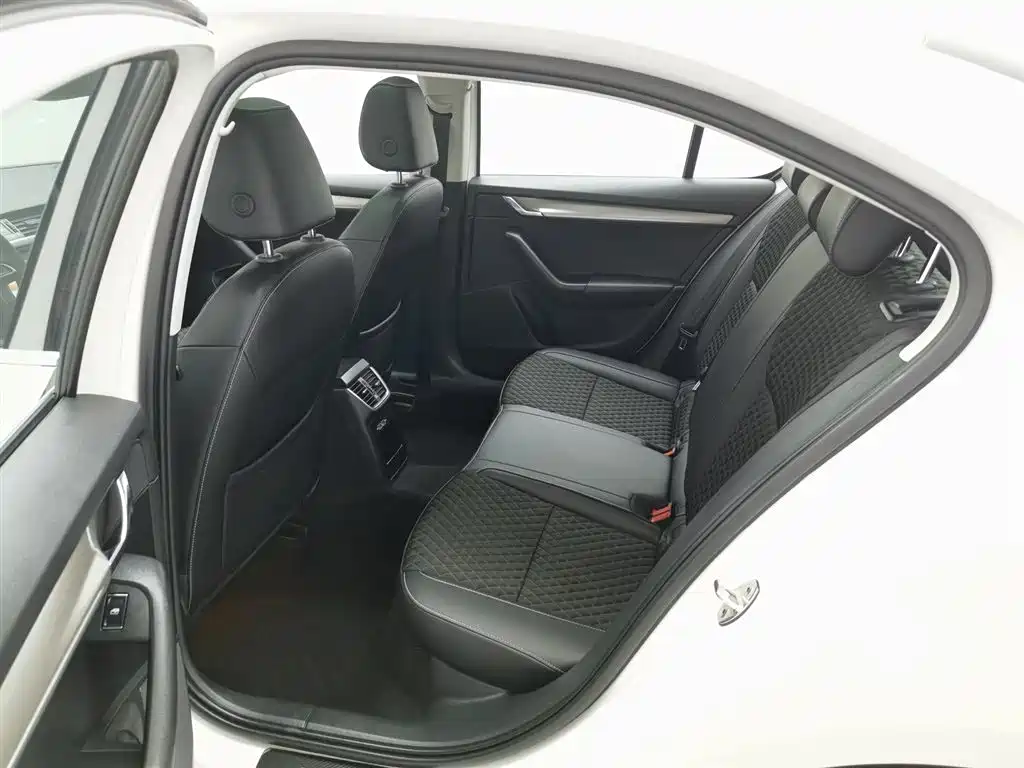 Skoda Octavia 2021 — фото 15