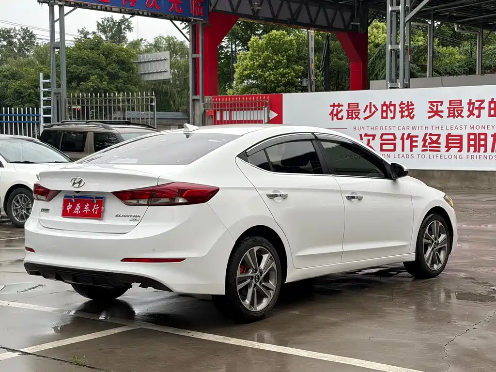 Hyundai Elantra 2018 — фото 17