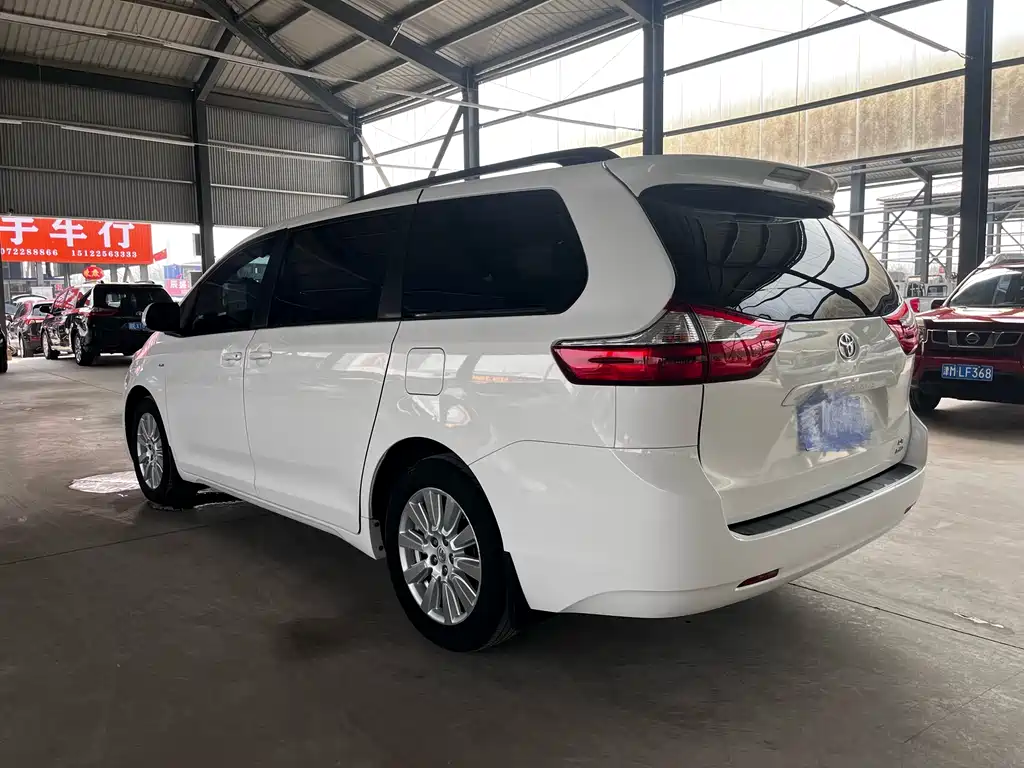 Toyota Sienna 2017 — фото 4
