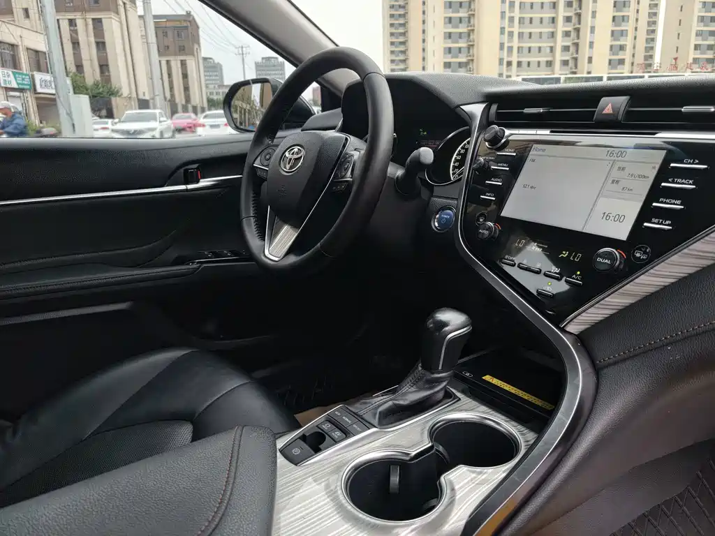 Toyota Camry 2019 — фото 13