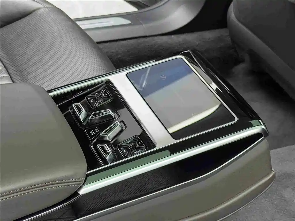 Audi A8 New Energy 2022 — фото 10