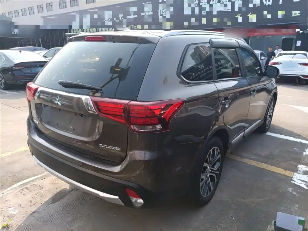 Mitsubishi Outlander 2018 — фото 5