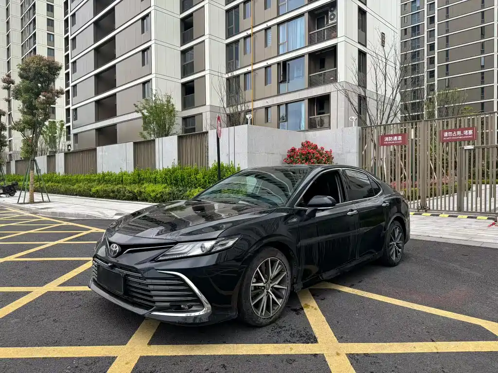 Toyota Camry 2022 — фото 1