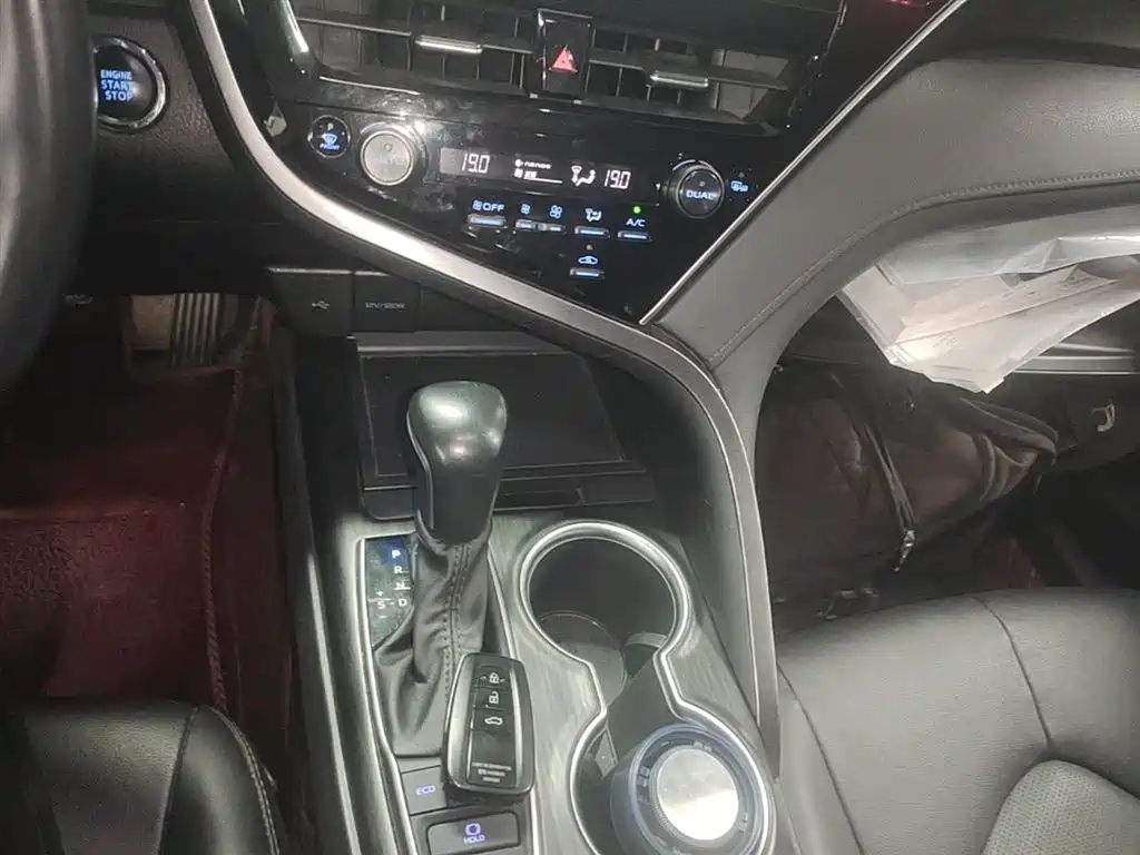 Toyota Camry 2022 — фото 14