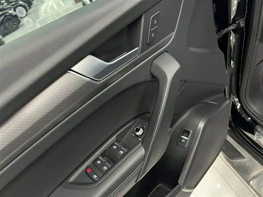 Audi Q5L 2023 — фото 14
