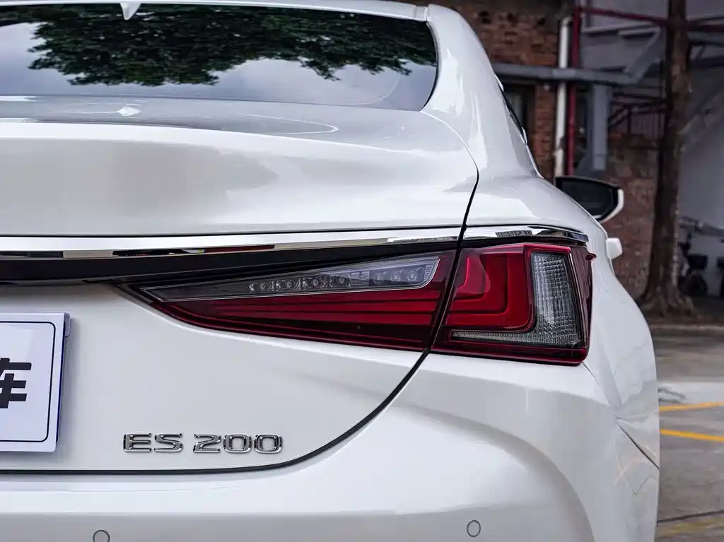 Lexus ES 2020 — фото 7