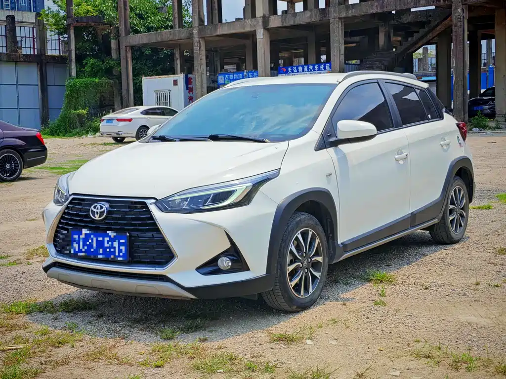 Toyota Yaris L 2022 — фото 1