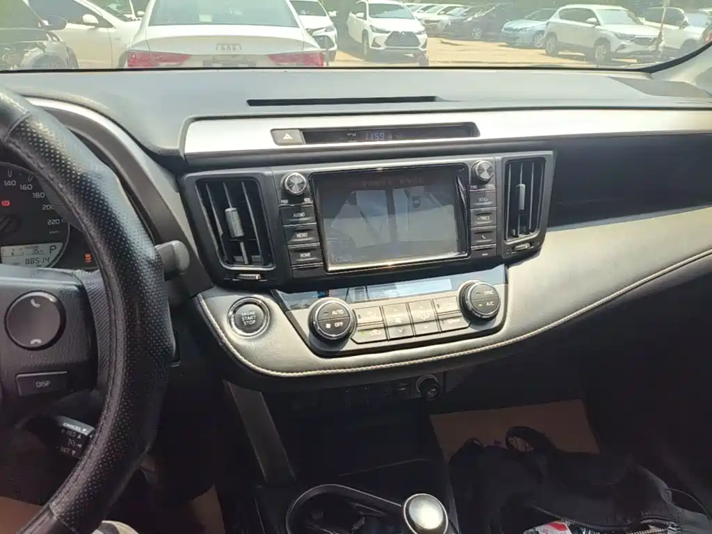 Toyota RAV4 2018 — фото 13