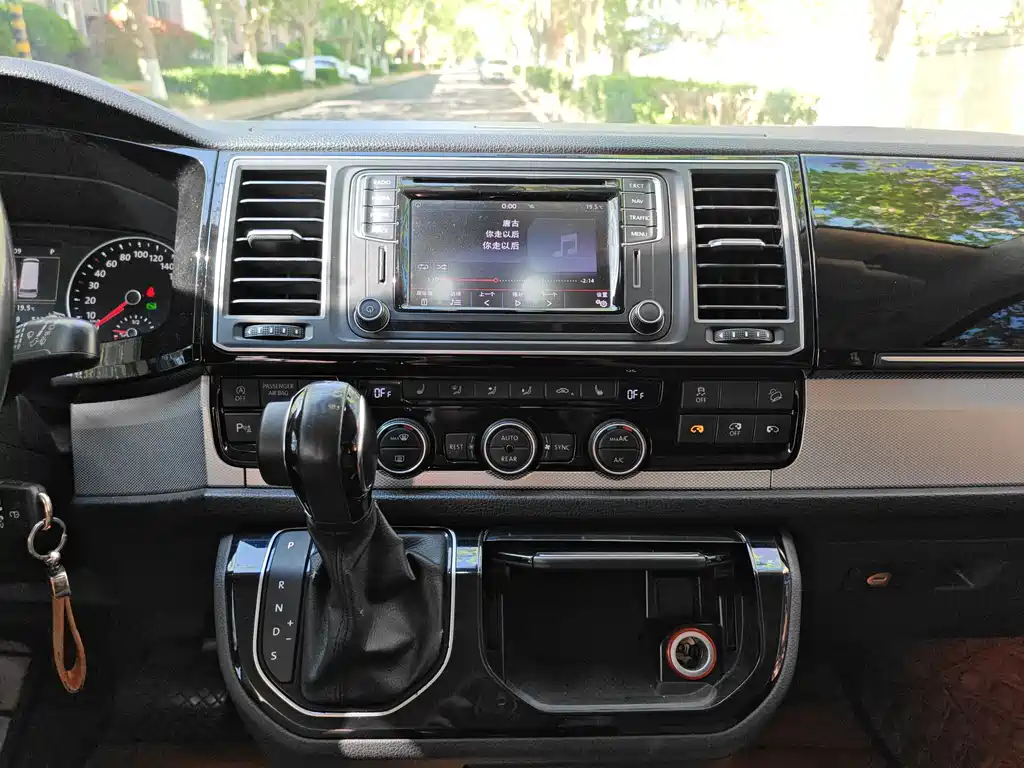 Volkswagen Multivan 2017 — фото 13