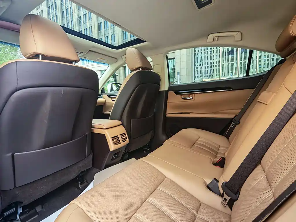 Lexus ES 2018 — фото 14