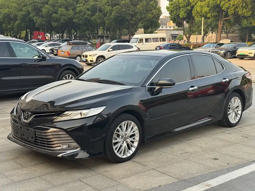 Toyota Camry 2018 — фото 1