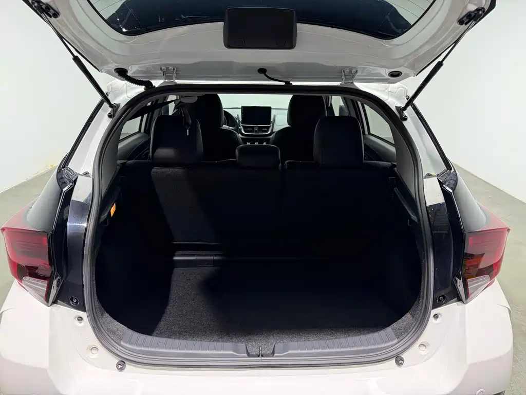 Toyota Yaris L 2023 — фото 33